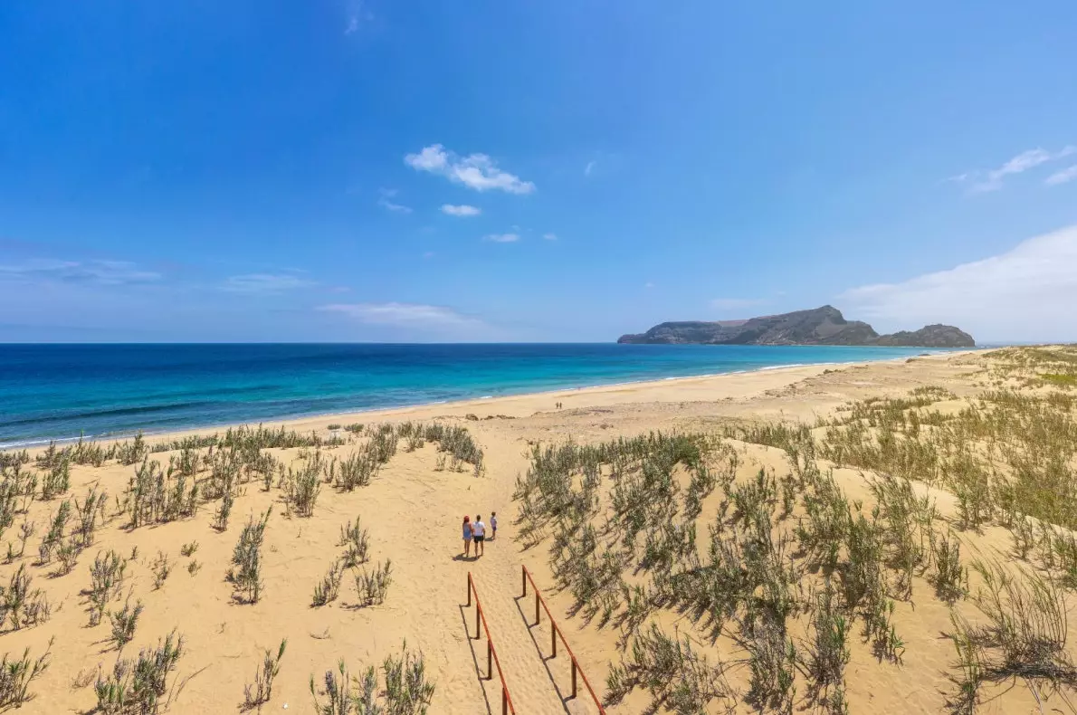 Gullna ströndin í Porto Santo Madeira Portúgal