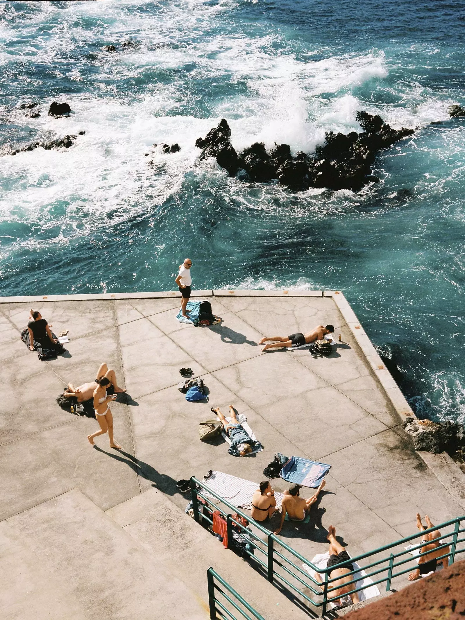 Baigneurs à la plage de São Tiago à Funchal Madère