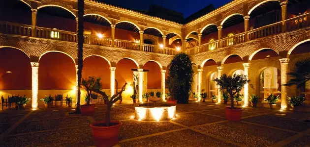 El Claustro restoranining ovqatlanish maydoni