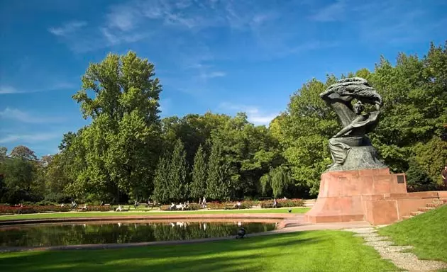 Lazienki parkındaki Chopin heykeli