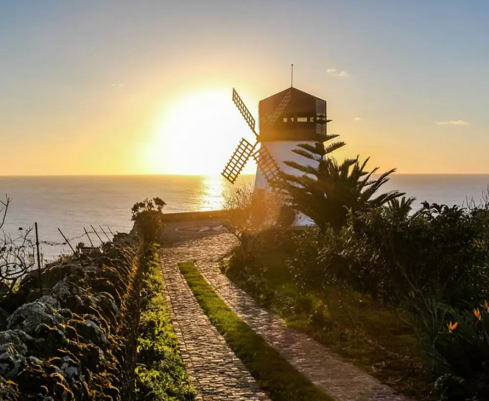 Zonsondergang bij de Moinho Das Feteiras in het zuiden van het eiland San Miguel Azoren.