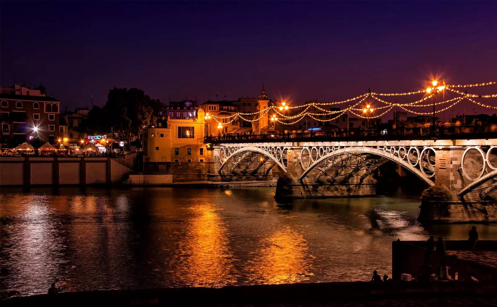 triana-brücke bei nacht