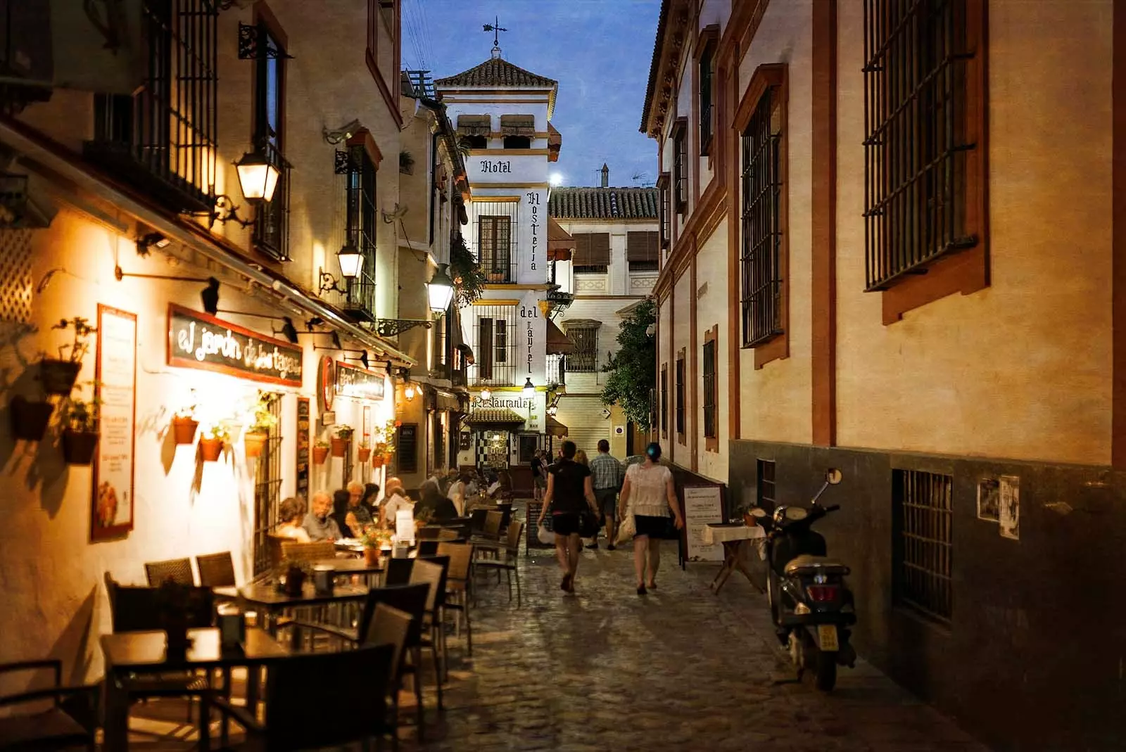 Sevilla stræti á kvöldin