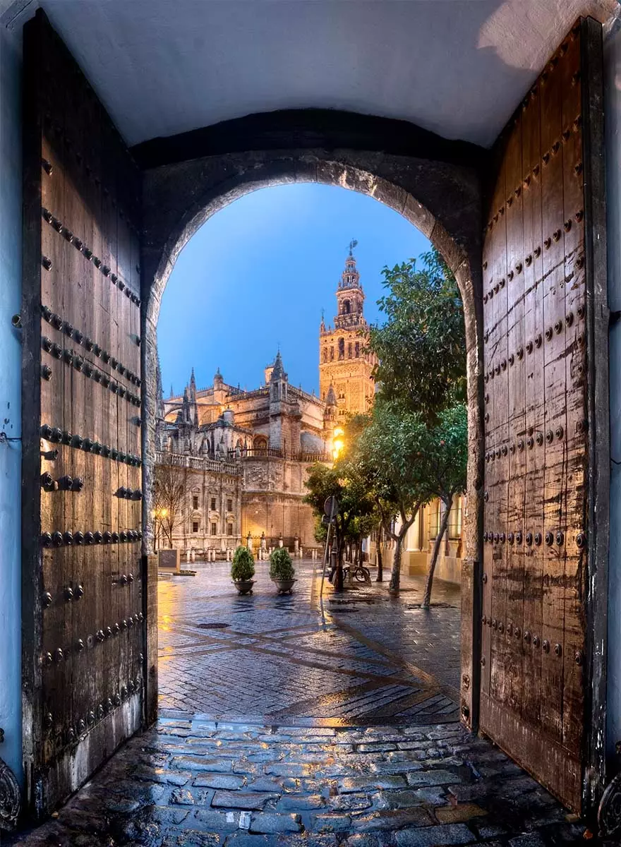 Alcazar of sevilla giralda éjjel