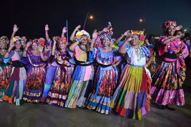 Għall-ħoss ta 'żfin folkloristiku ripetittiv u ipnotiku