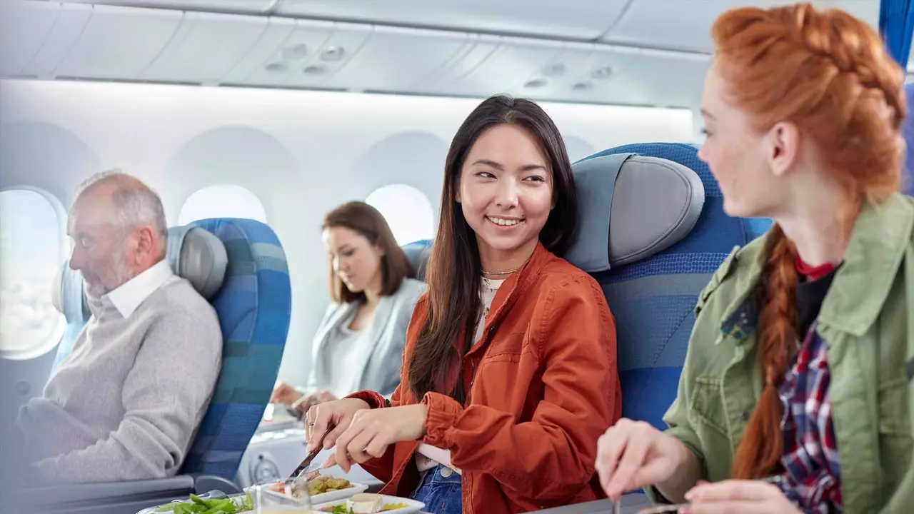 Cosa non dovremmo mai mangiare in aereo?