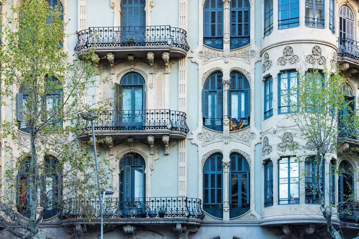 Jugendstilfassade in Rambla de Catalunya Barcelona.