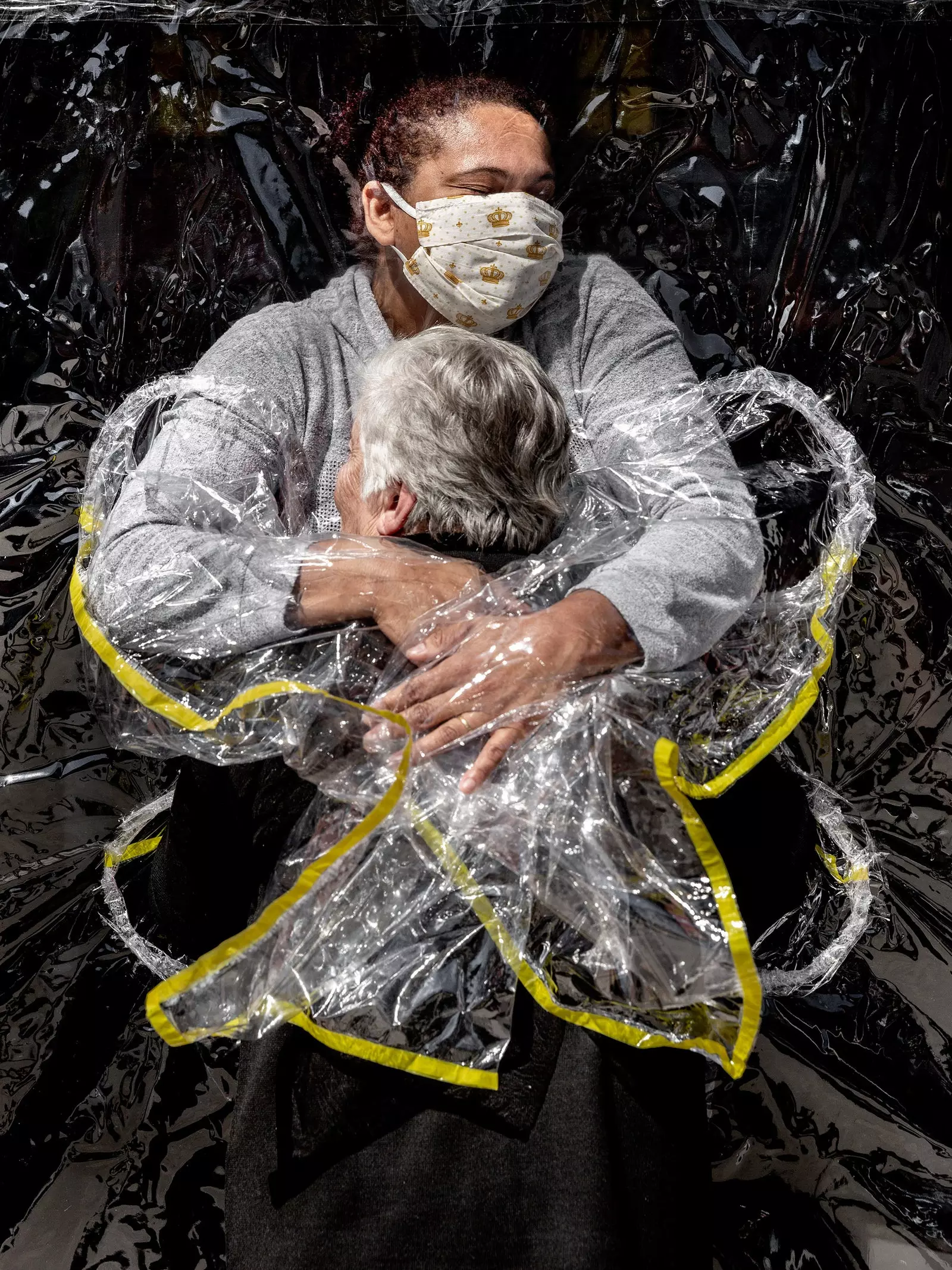 Mads Nissen's 'The First Embrace' Wins World Press Photo of the Year 2021