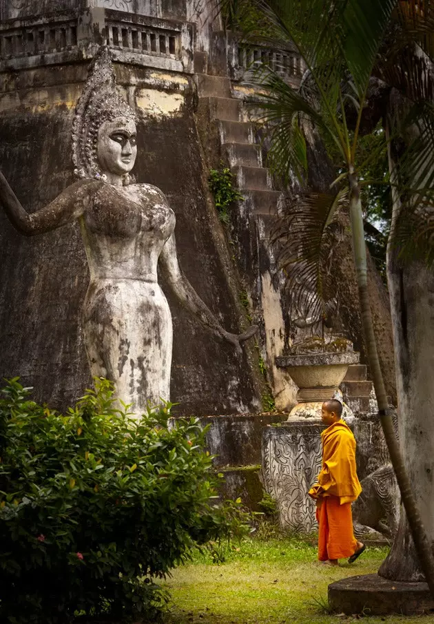 Un călugăr în parcul buddhas