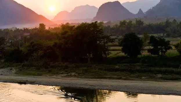 Vang Vieng, parajsa e rehabilituar e Laosit