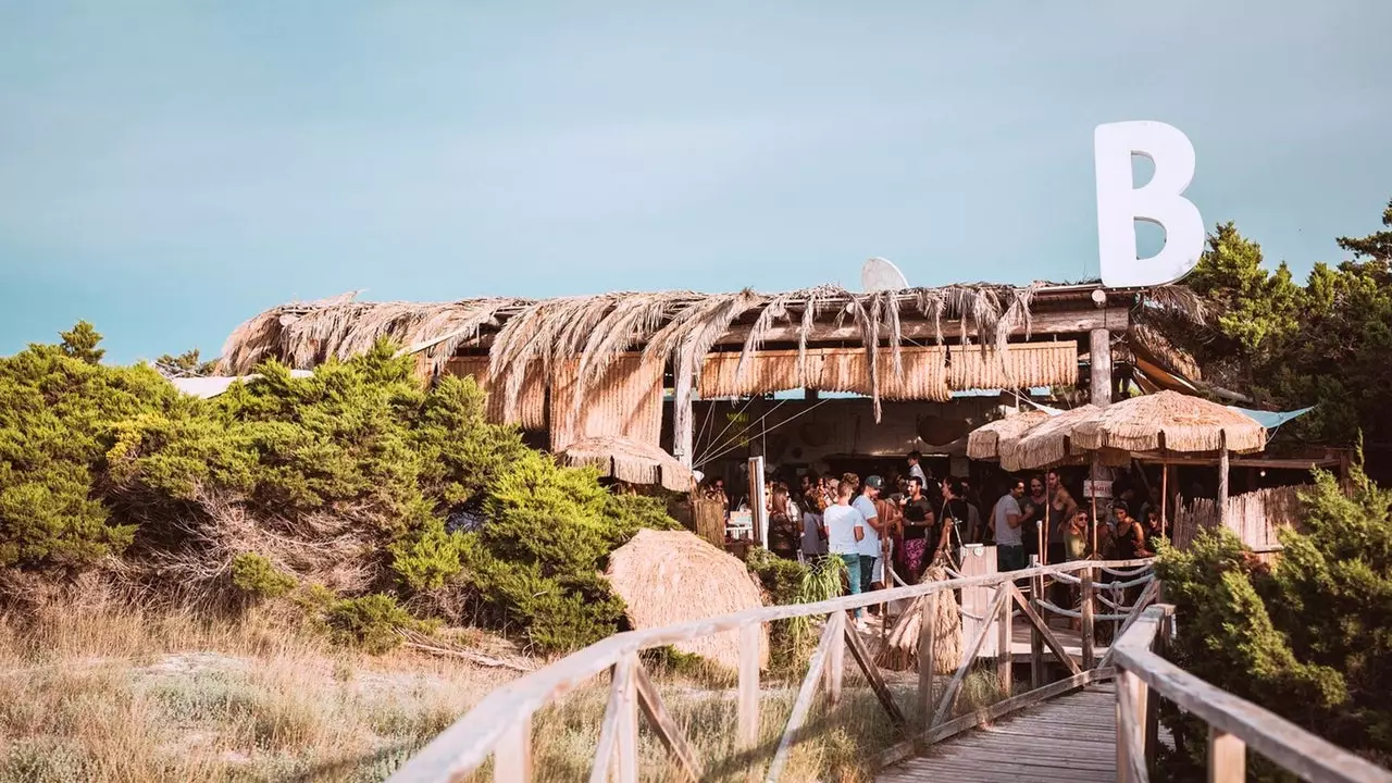 Pantai Beso: bar pantai paling lucu di Formentera