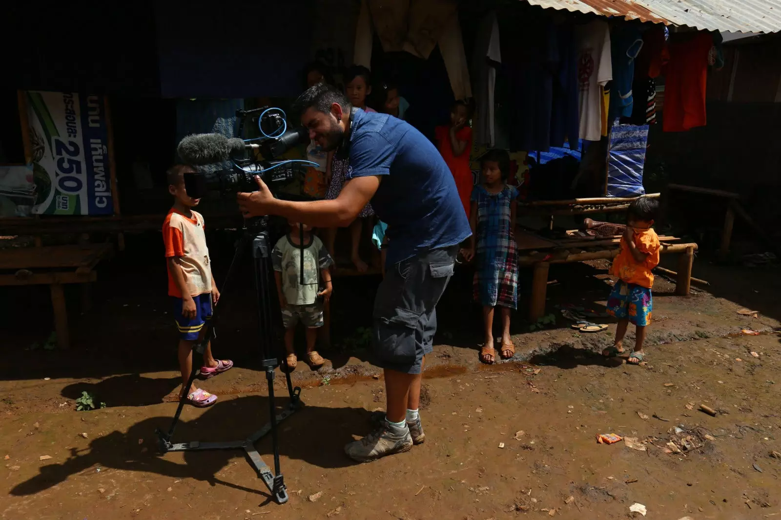 Yeray working during the recording of 'El Pacífico'.