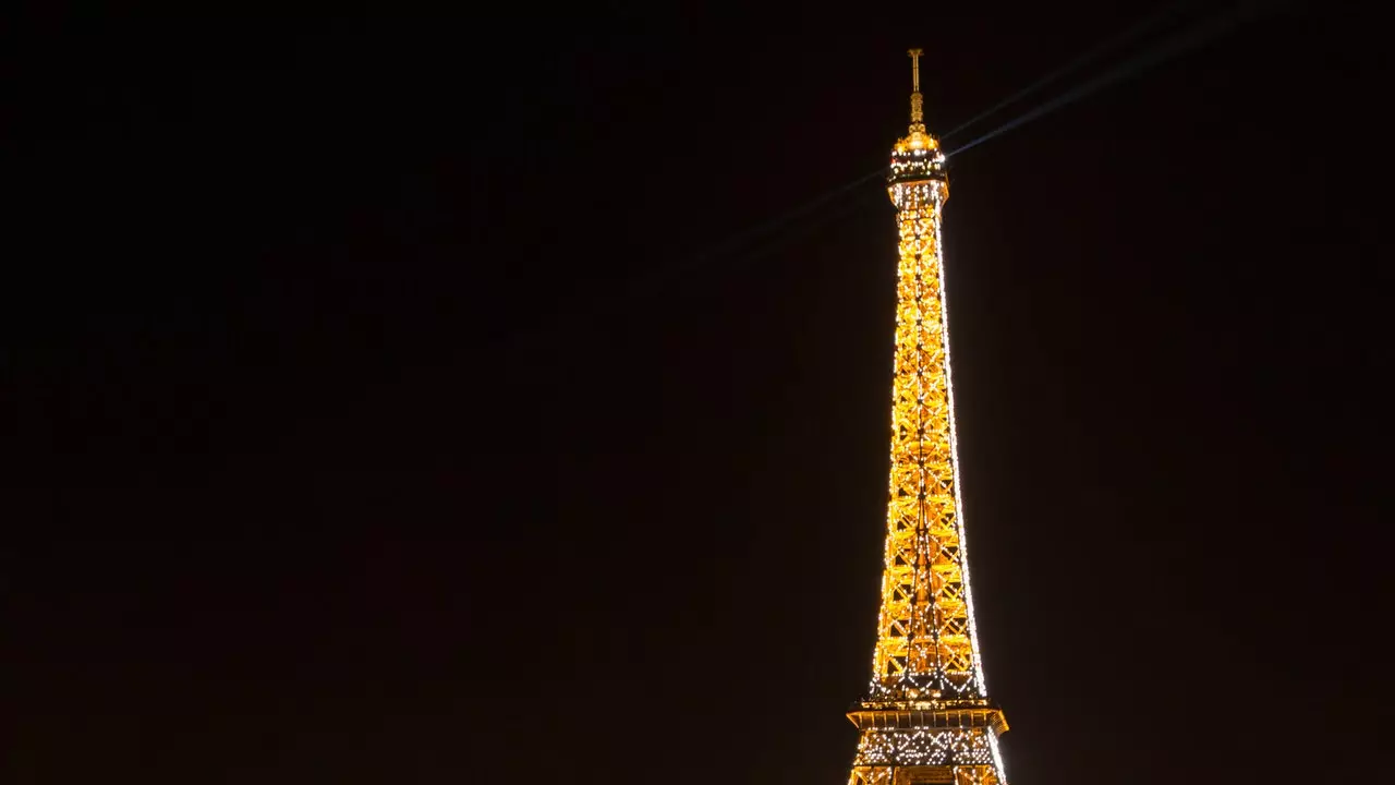 Torre Eiffel iluminada à venda