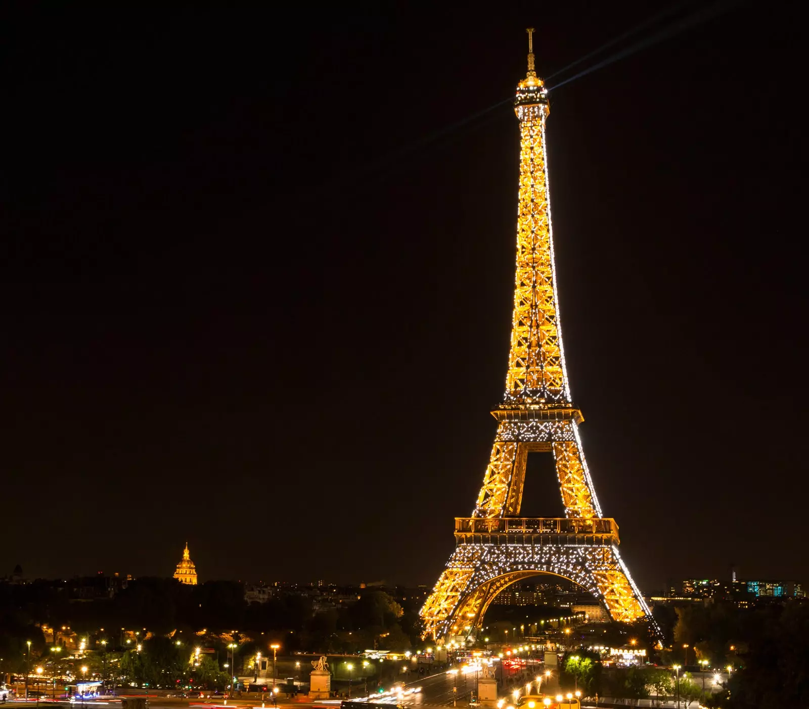 Tháp Eiffel sáng lên để bán