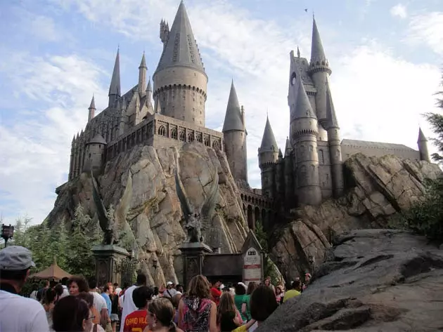 Il-kastell ta’ Hogwarts f’Hollywood jirreplika dak eżistenti fi Florida u Osaka