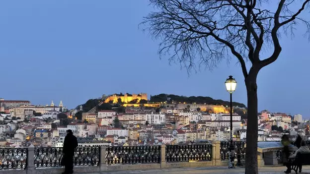 Lisbon ra khỏi tủ quần áo