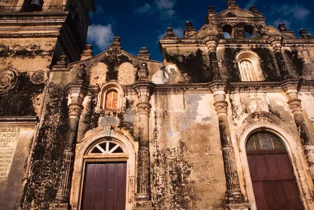 Sebuah gereja kolonial di Granada