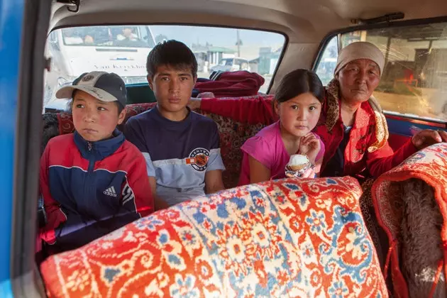 De voertuigen zijn gedecoreerd met traditionele bekleding