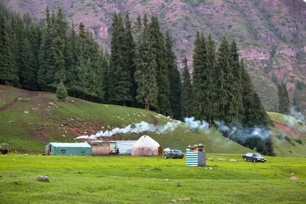 trại căn cứ yurt