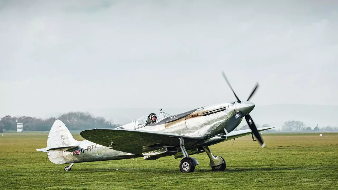 Gennemførte den første verdensomgang flyvning i et Spitfire-jagerfly