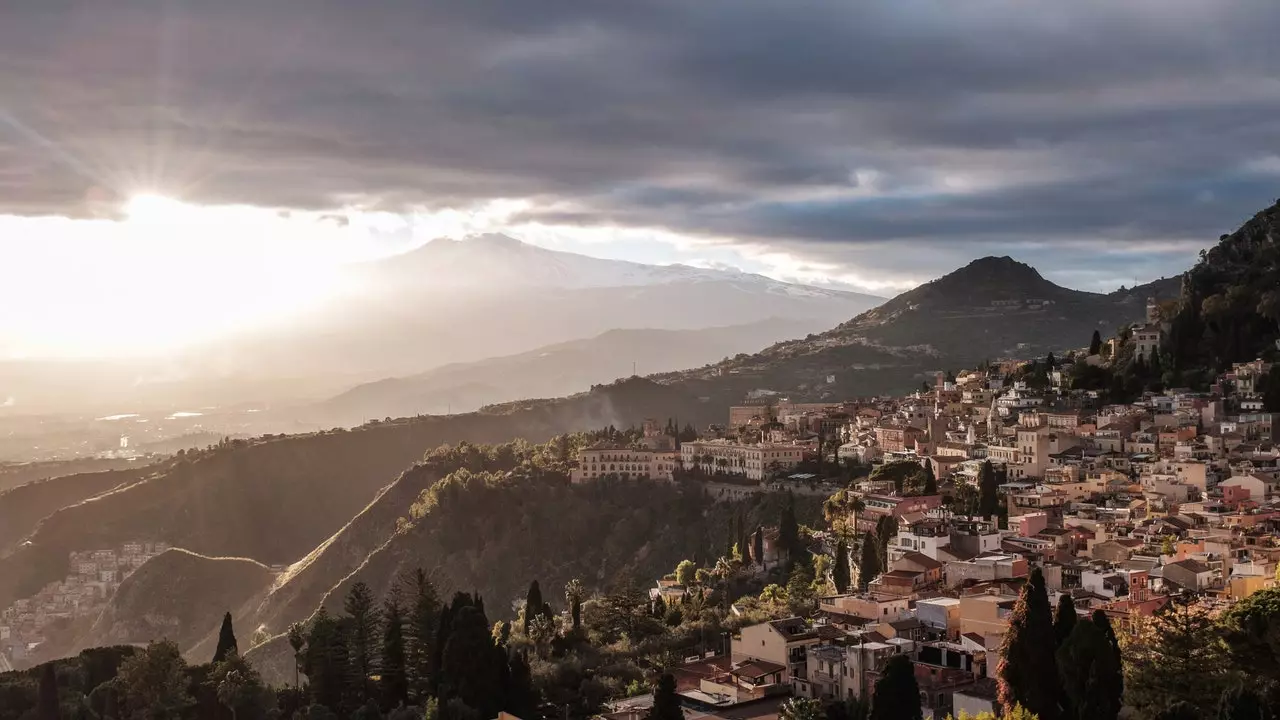 Taormina, an péarla ag bun Sliabh Etna