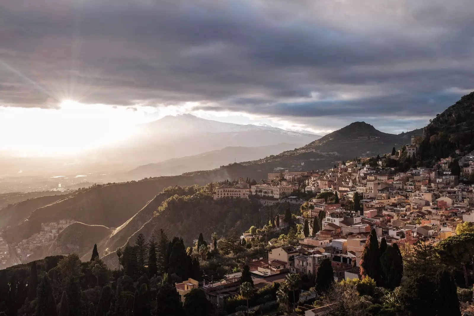 Radharc ar Taormina agus Sliabh Etna sa chúlra