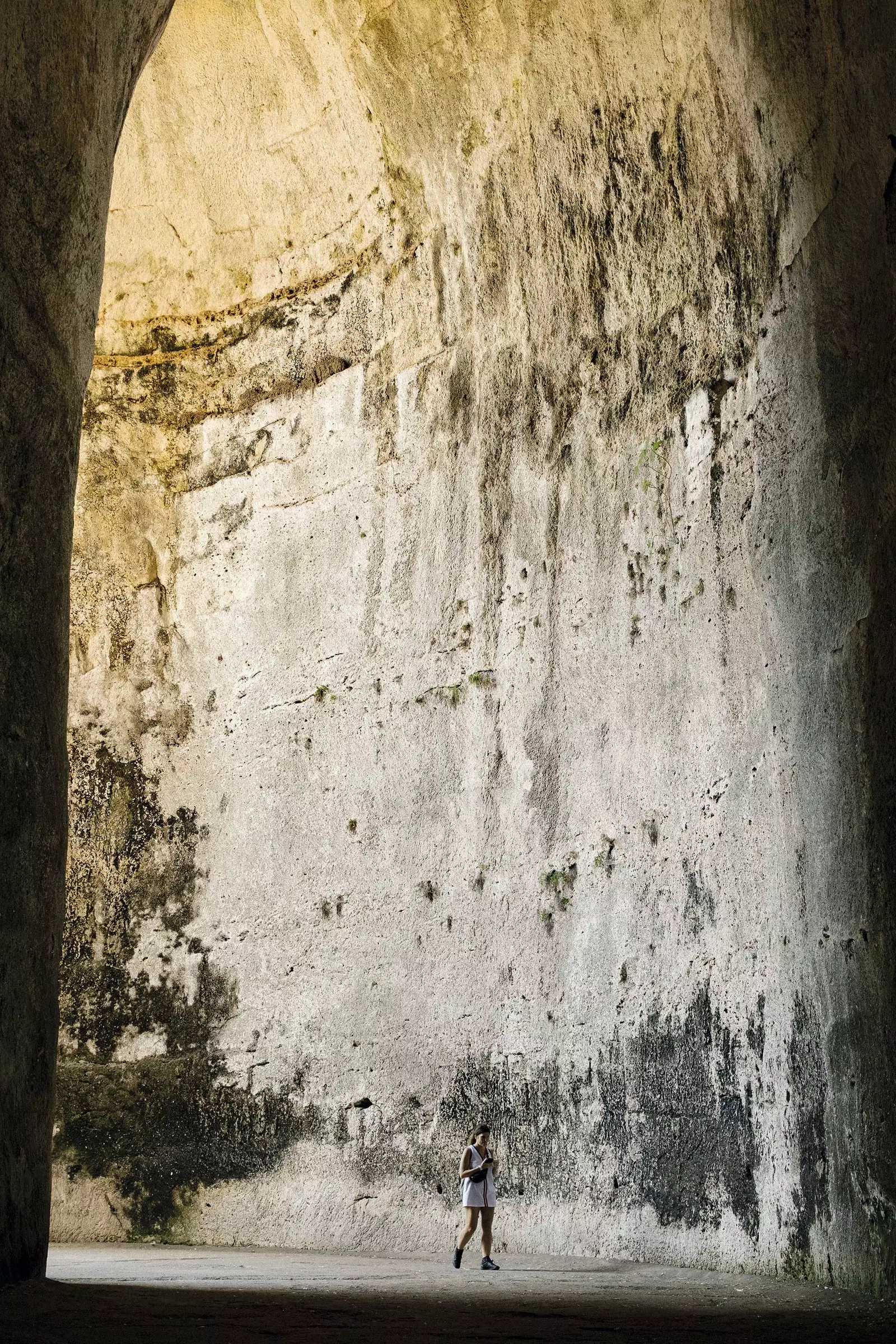 Neapolis Arkeoloji Parkı'nın bir latomisi olan Dionysos Kulağının iç görünümü