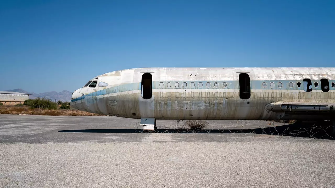 The abandoned airport of Nicosia: time and space frozen in the middle of the Green Line