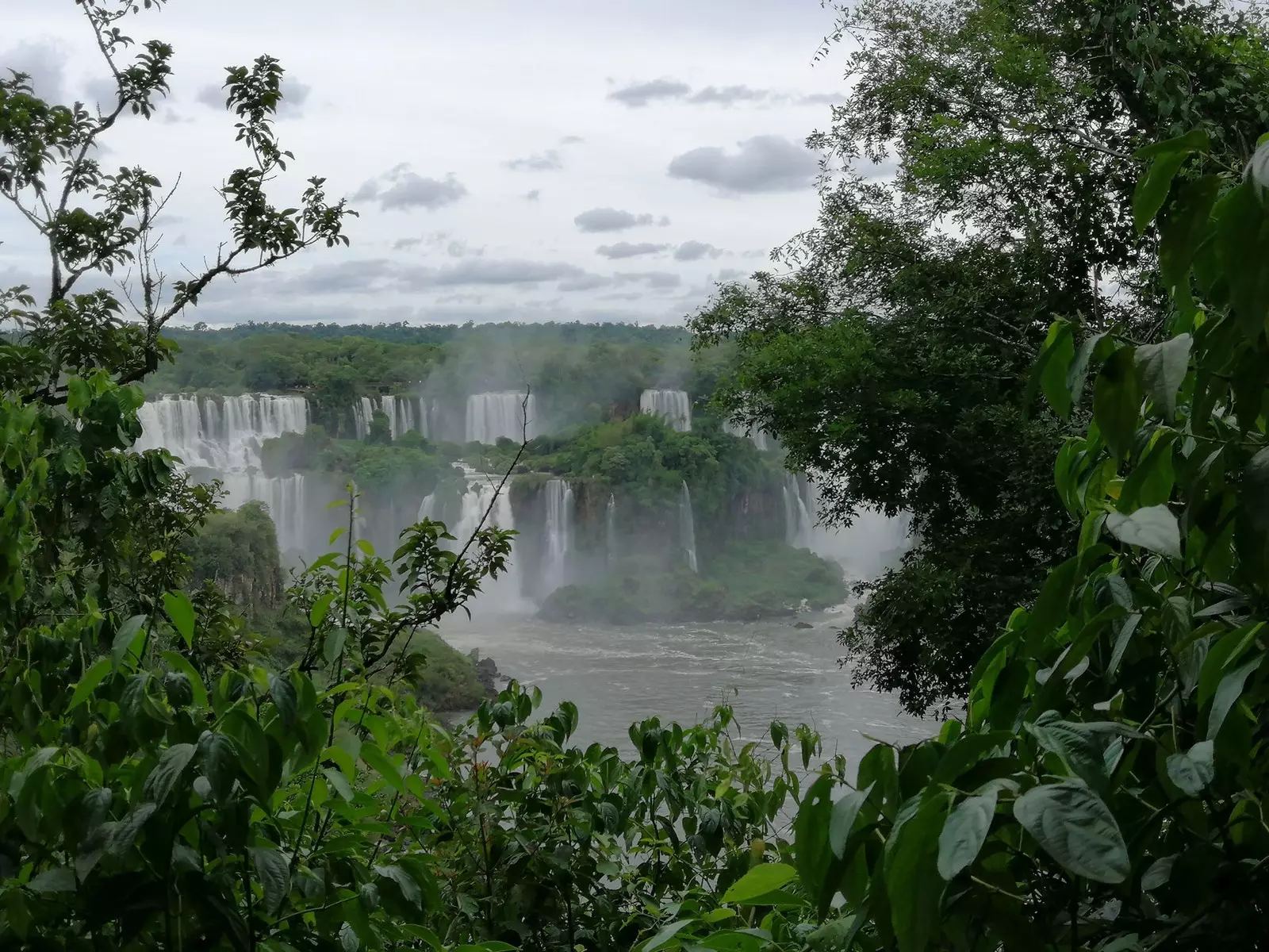 Iguazú फॉल्स दुनिया में पानी का सबसे बड़ा पर्दा है