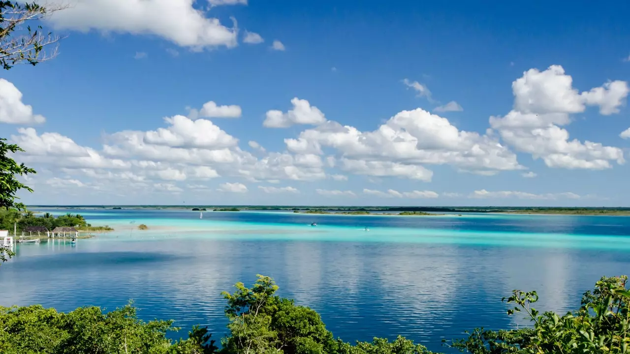 Mexická laguna Bacalar kvůli znečištění ztrácí svých sedm barev