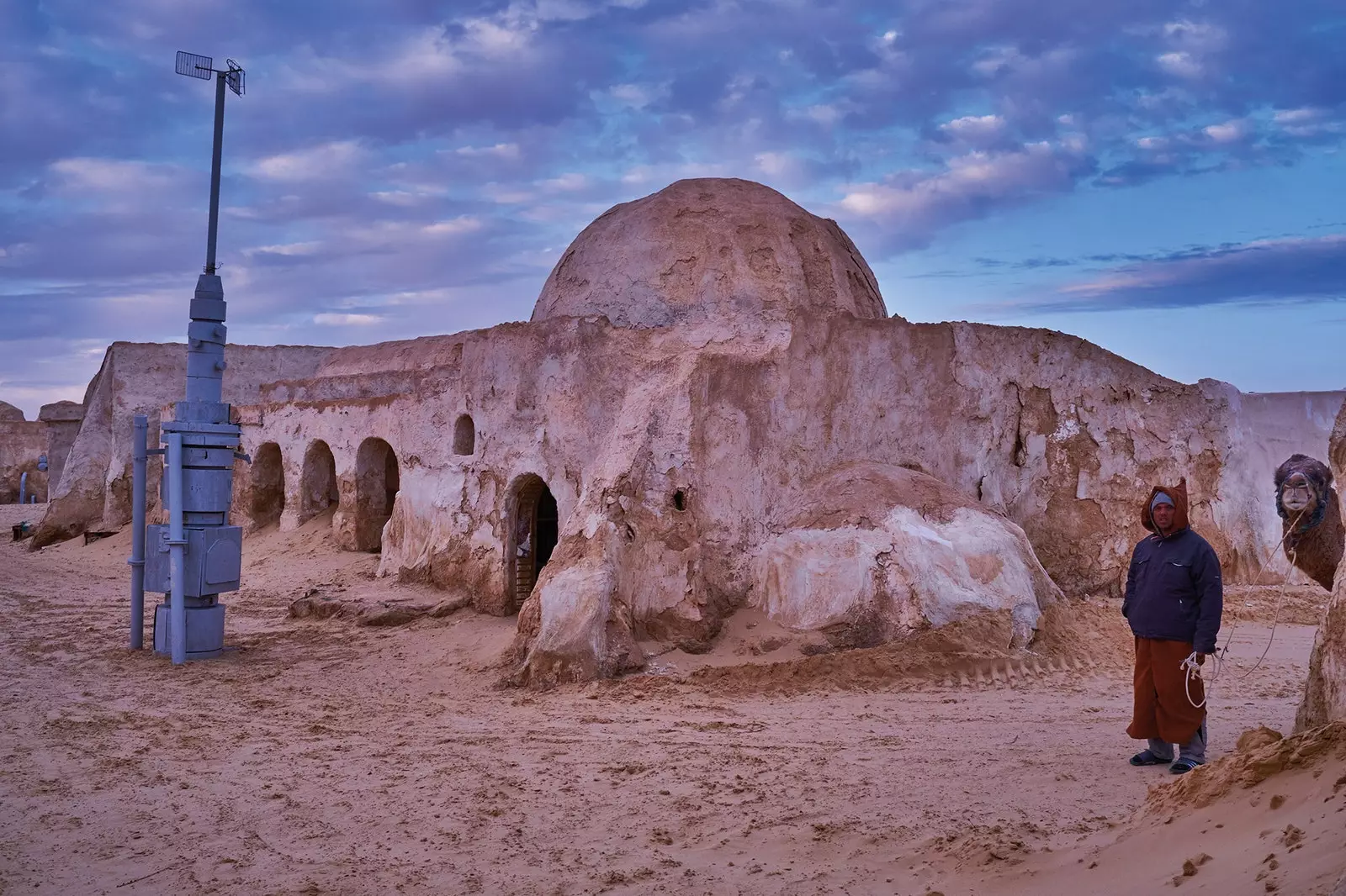 Star Wars-Szene und Straße, die den Atlas überquert.