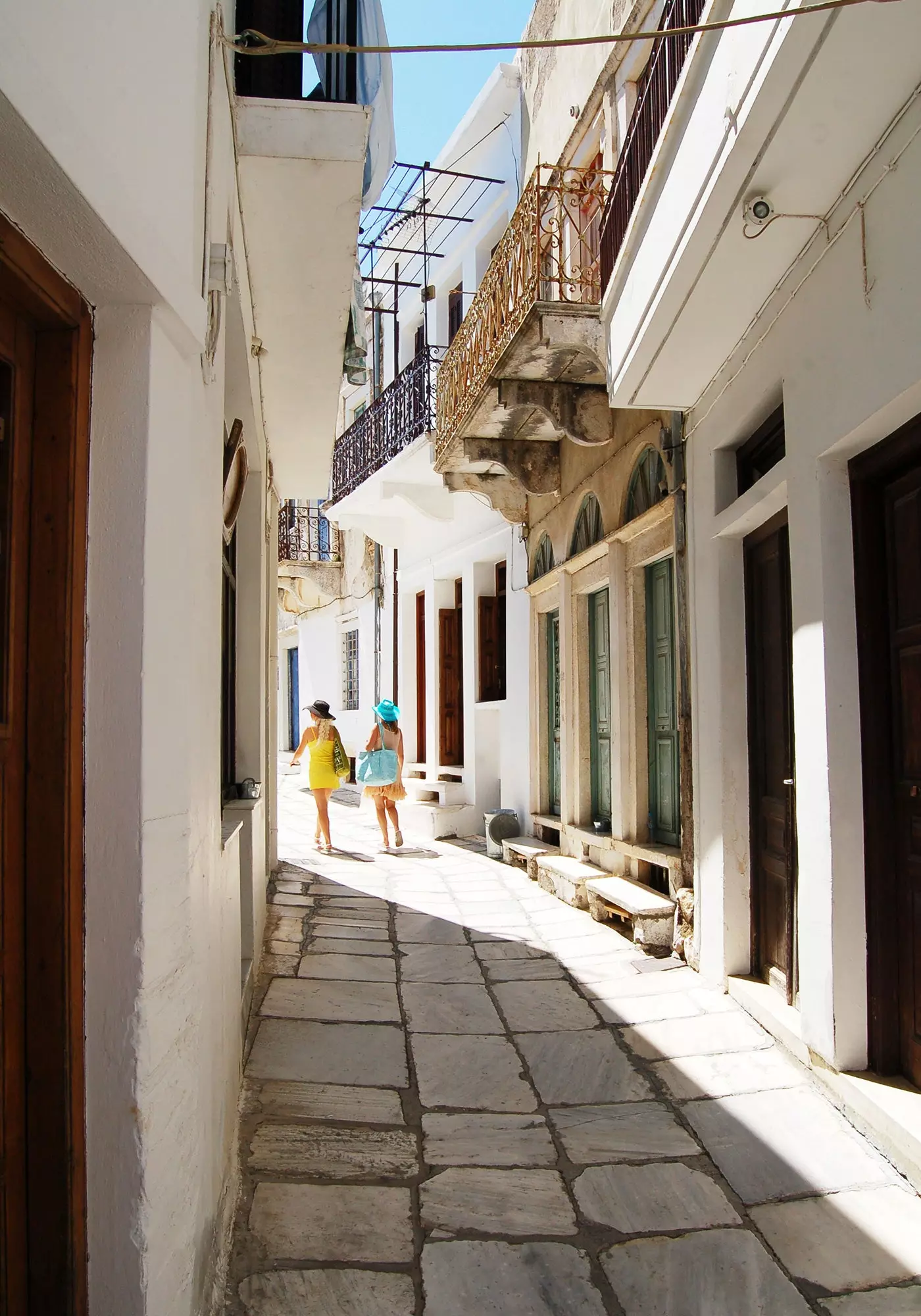 Străzile calme și însorite din Naxos