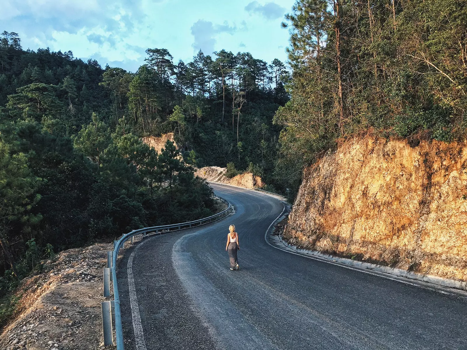 Donna che cammina lungo una strada