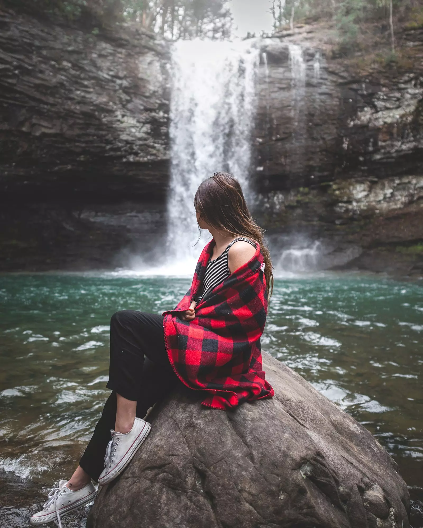 Femme devant la cascade