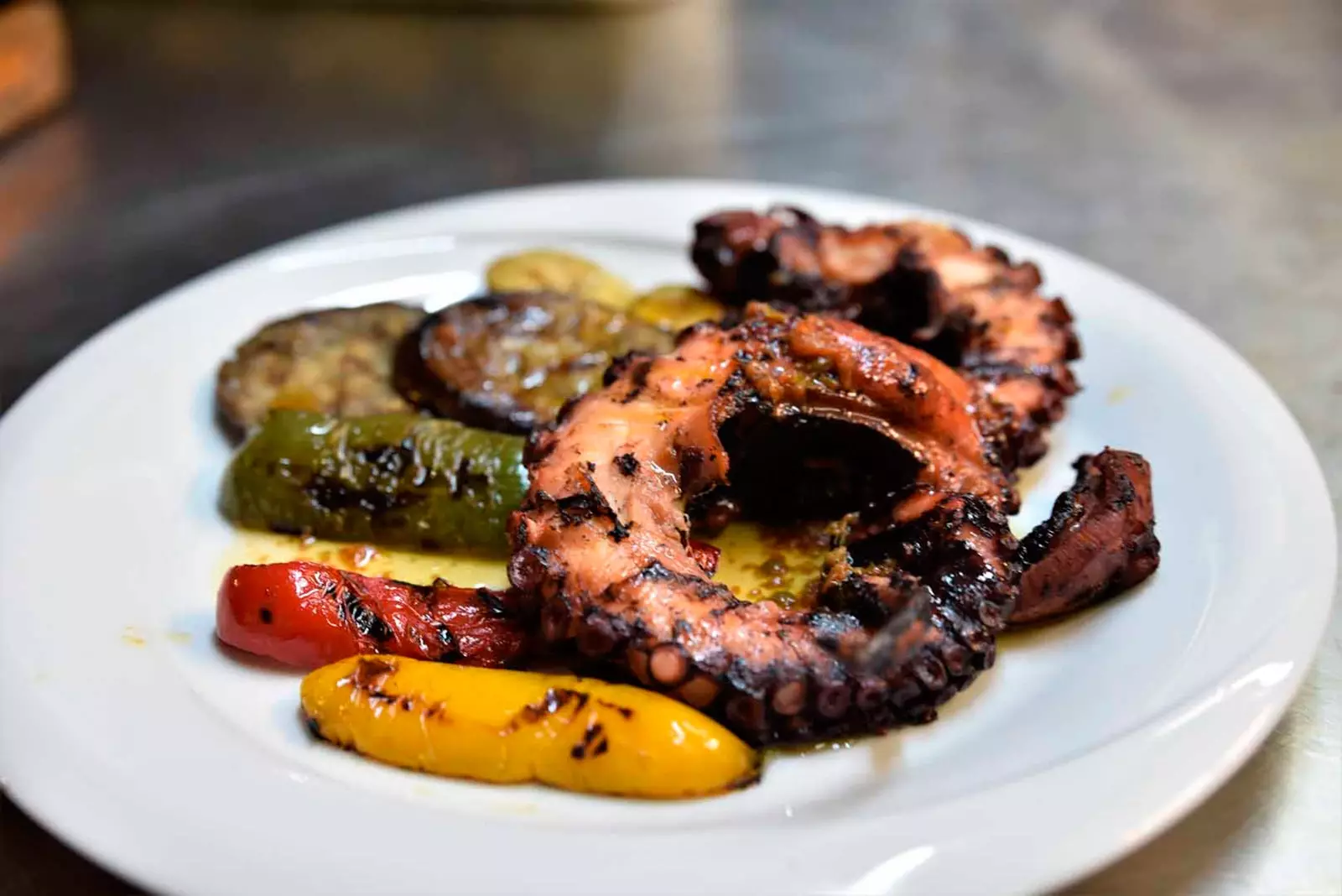 Parea Tavern clú ar a squid ochtapas grilled agus fíon áitiúil