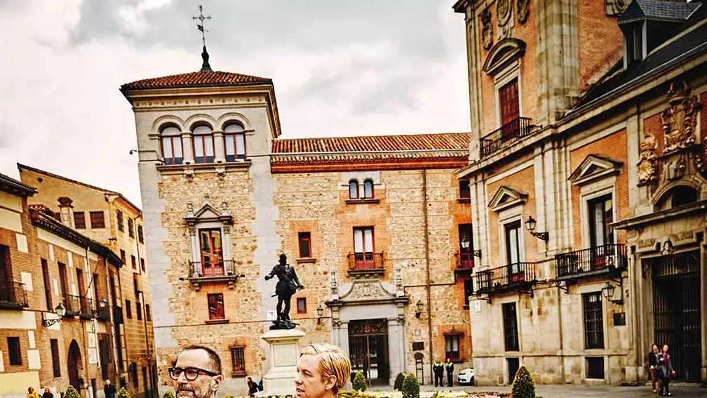 Tören ustaları: Büyükelçi James Costos ve ortağı Michael S. Smith ile Madrid turu