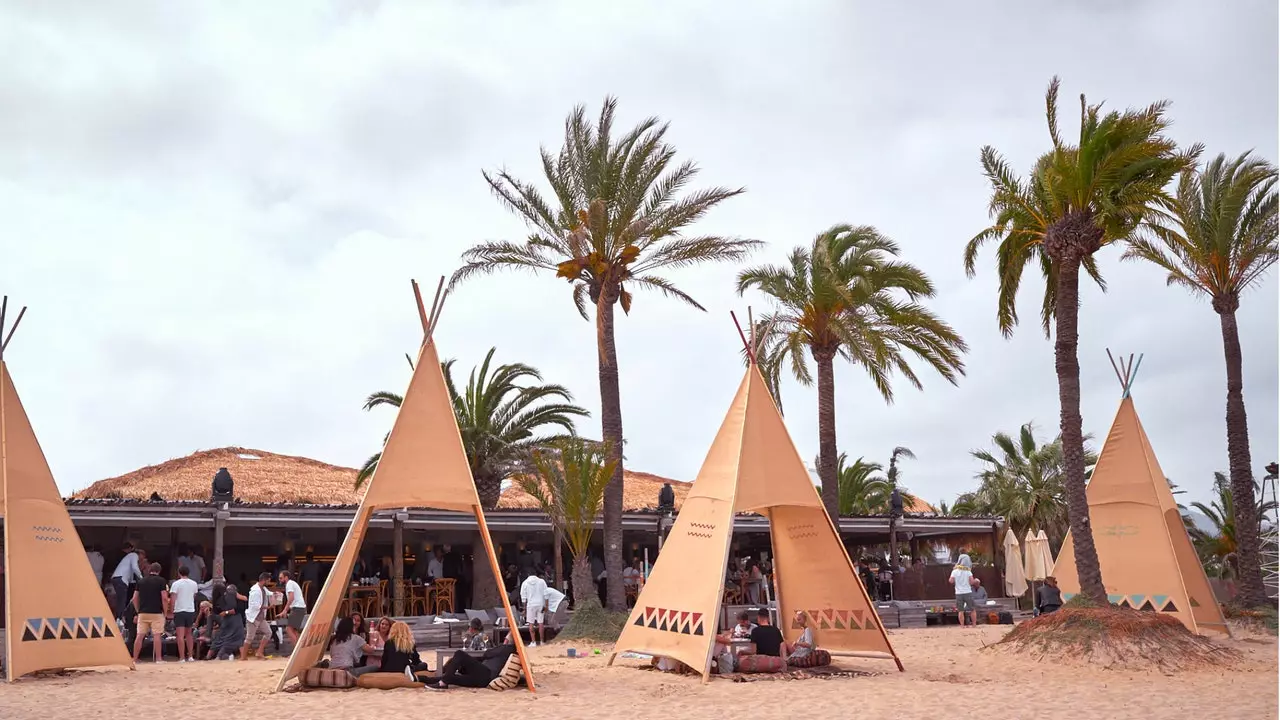 An dëser Strandbar op Ibiza ass et erlaabt e bëssen Indianer ze maachen