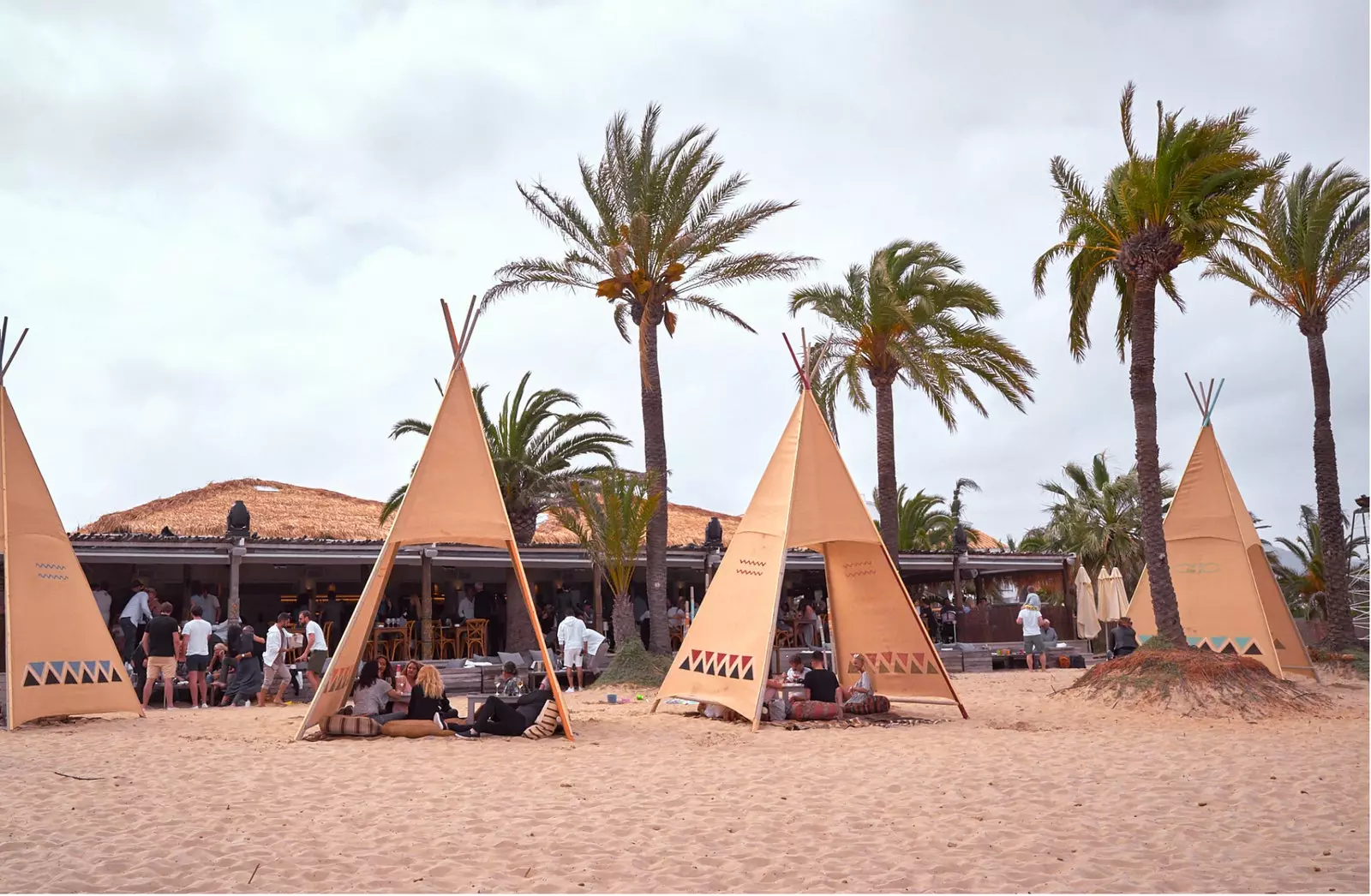 Tipi indiani al Beachouse Ibiza a Playa d'en Bossa.