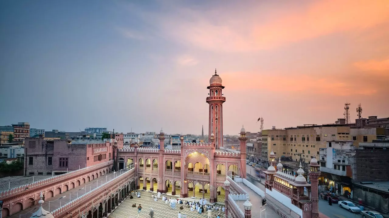 Peshawar vibra na sombra da tradição, burcas e Afeganistão