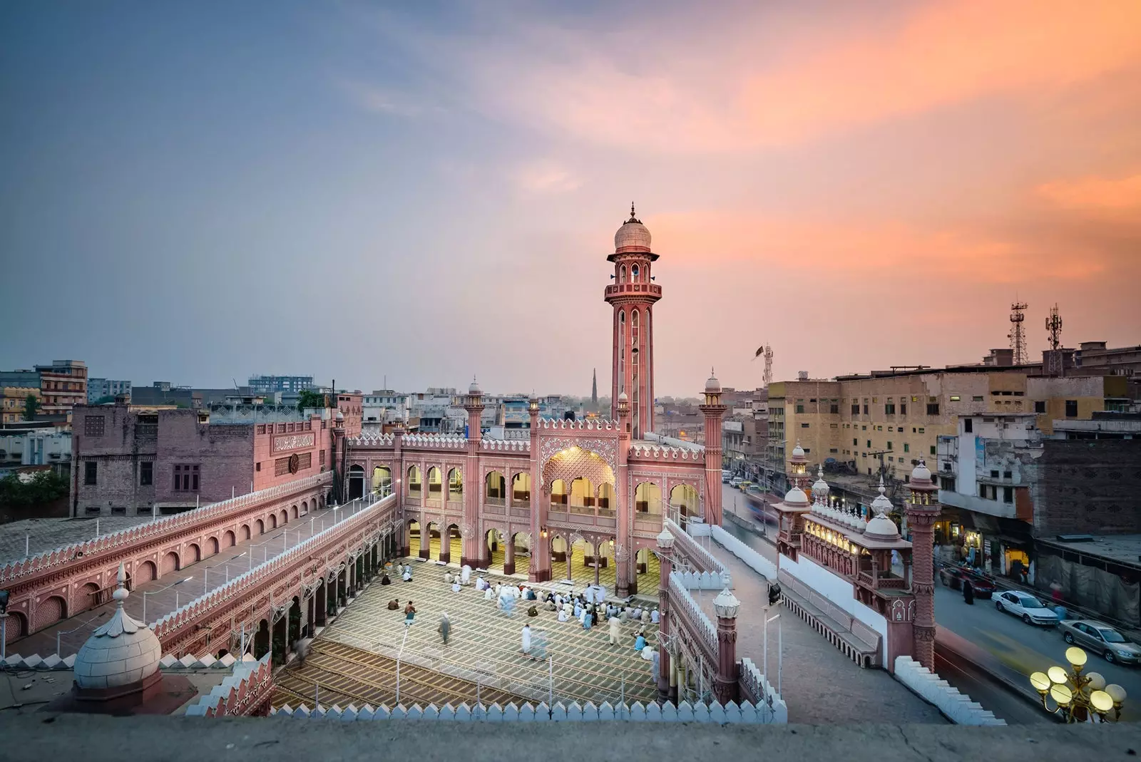 Peshawar hutetemeka katika kivuli cha mila, burkas na Afghanistan