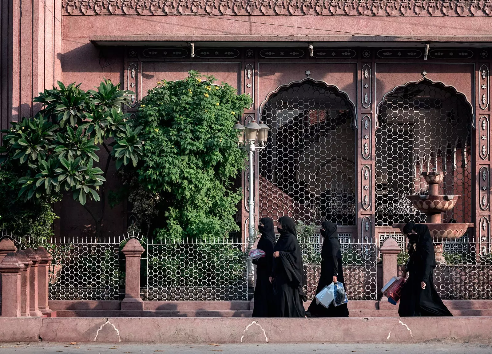 Wanita burqa di Peshawar