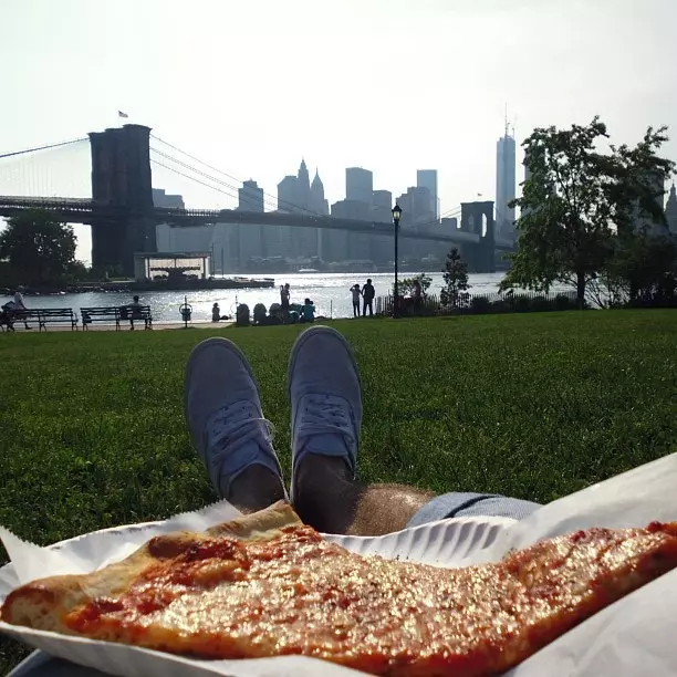 Questo ragazzo viaggia per il mondo mangiando pizza!