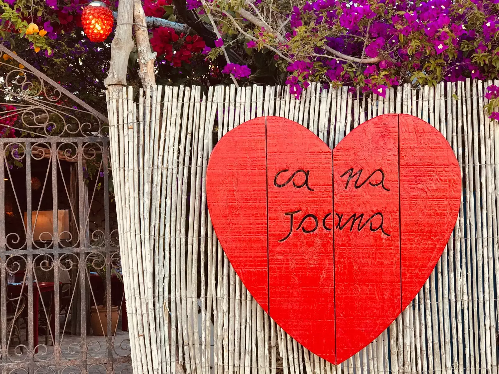 Ca Na Joana იკავებს მე -17 საუკუნის სახლს ფორმენტერაში.