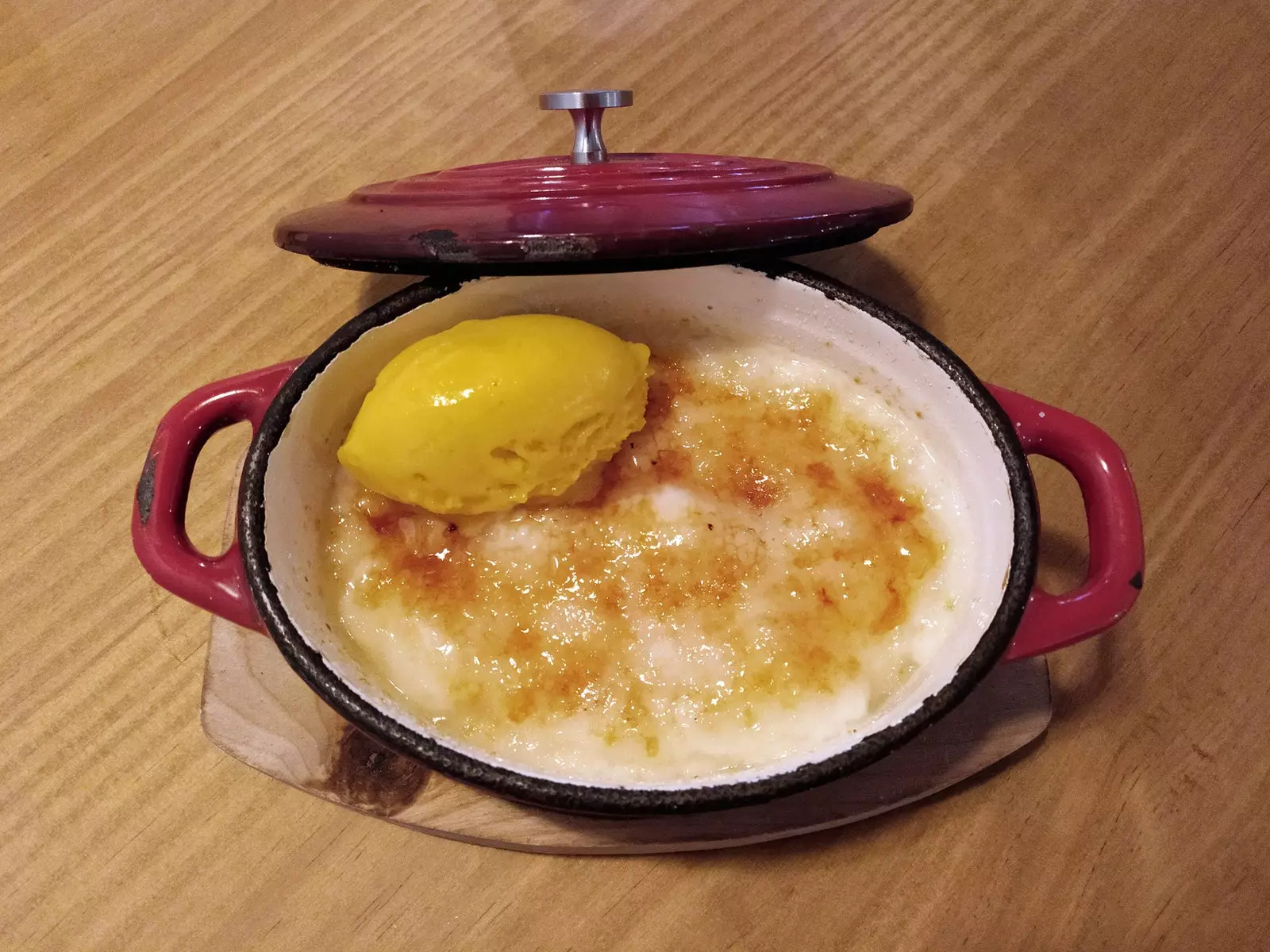 Ris med kokosmjölk och mangosorbet från restaurang Amano Matute