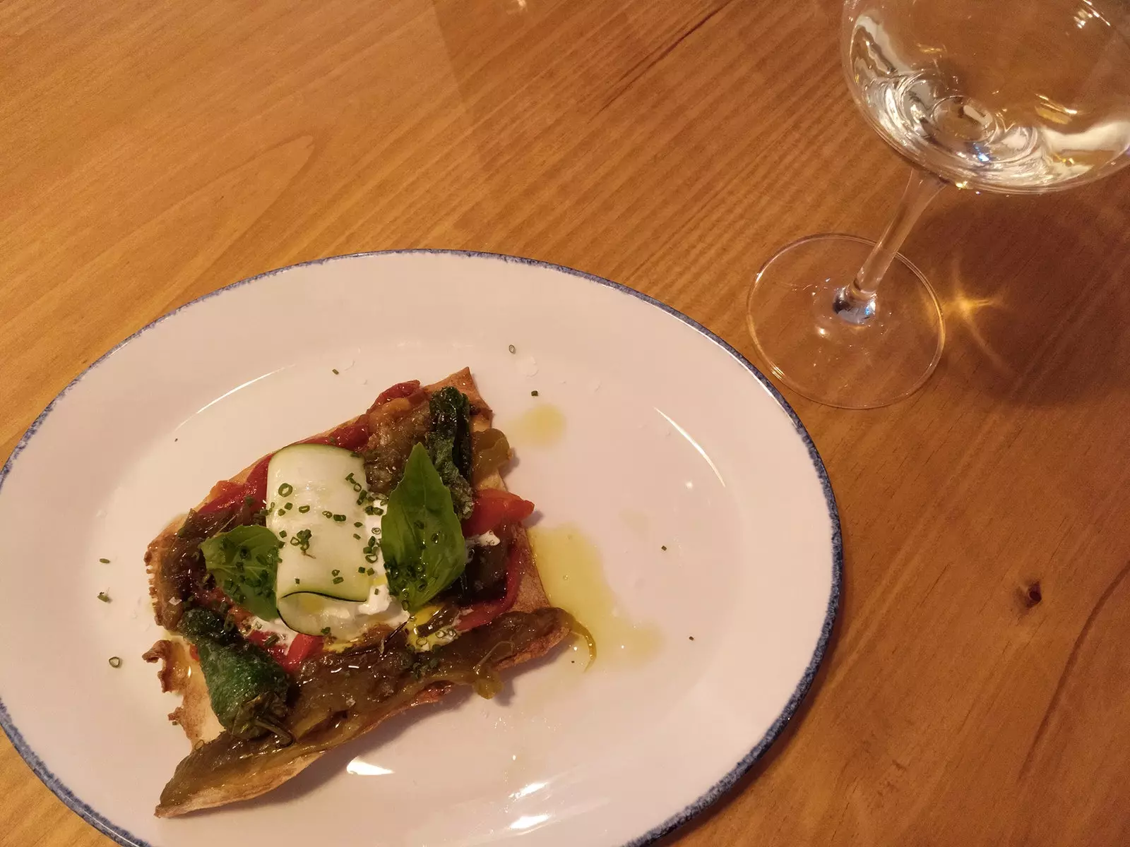 Pizza de coca com pimentão vermelho pesto burrata e abobrinha