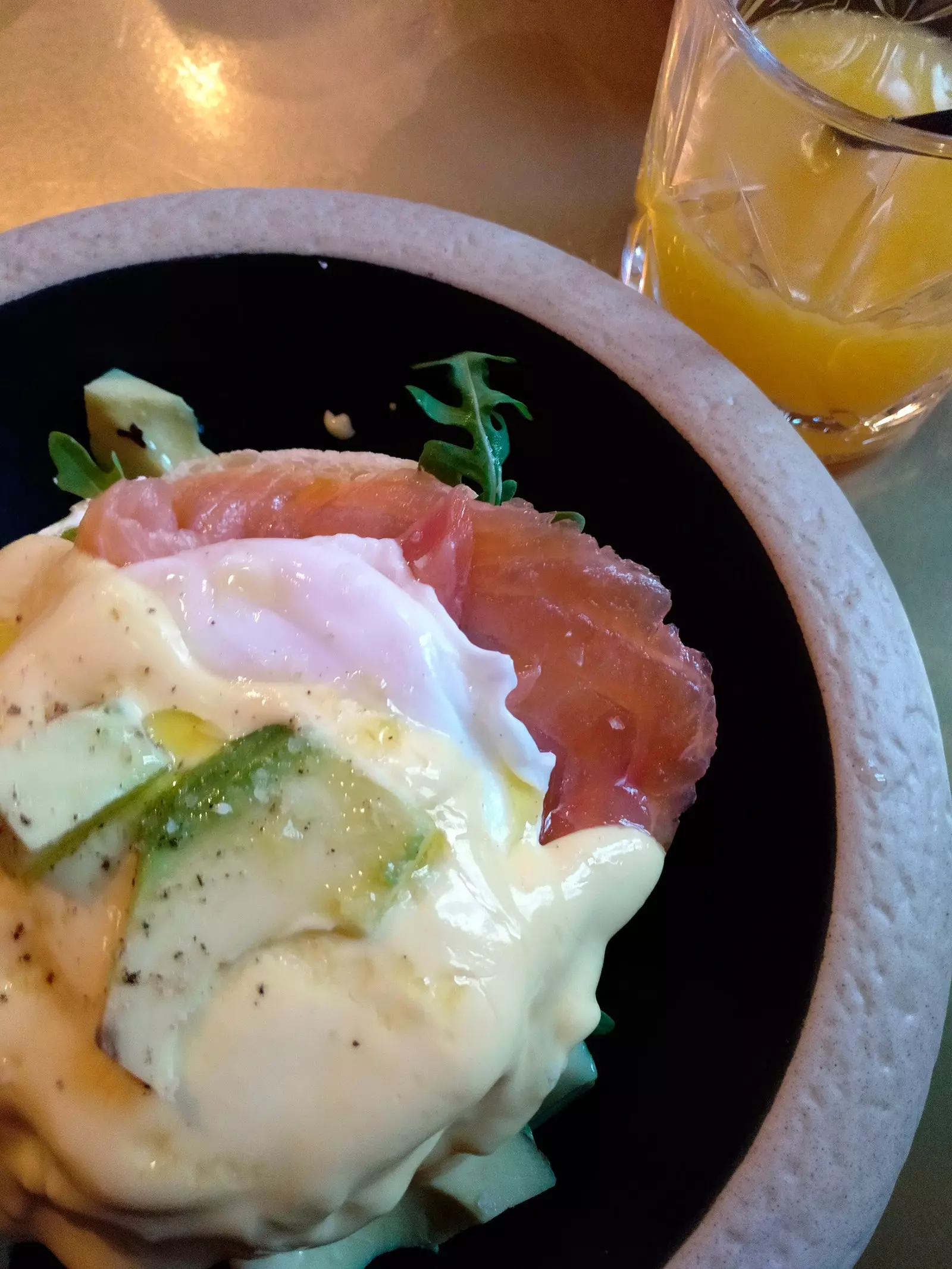 Eggs Benedict med røget laks og braiseret avocado