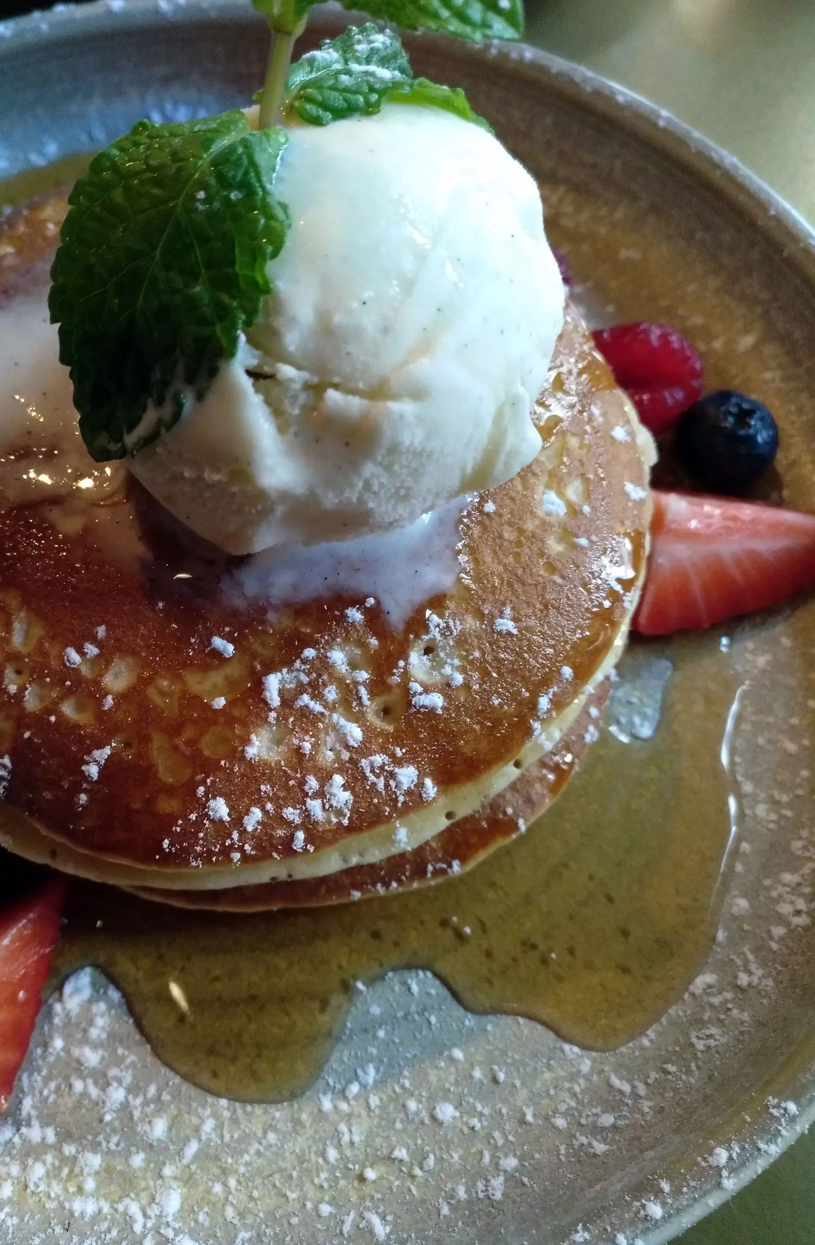 Pannenkoeken met vanille-ijs aardbeien en ahornsiroop