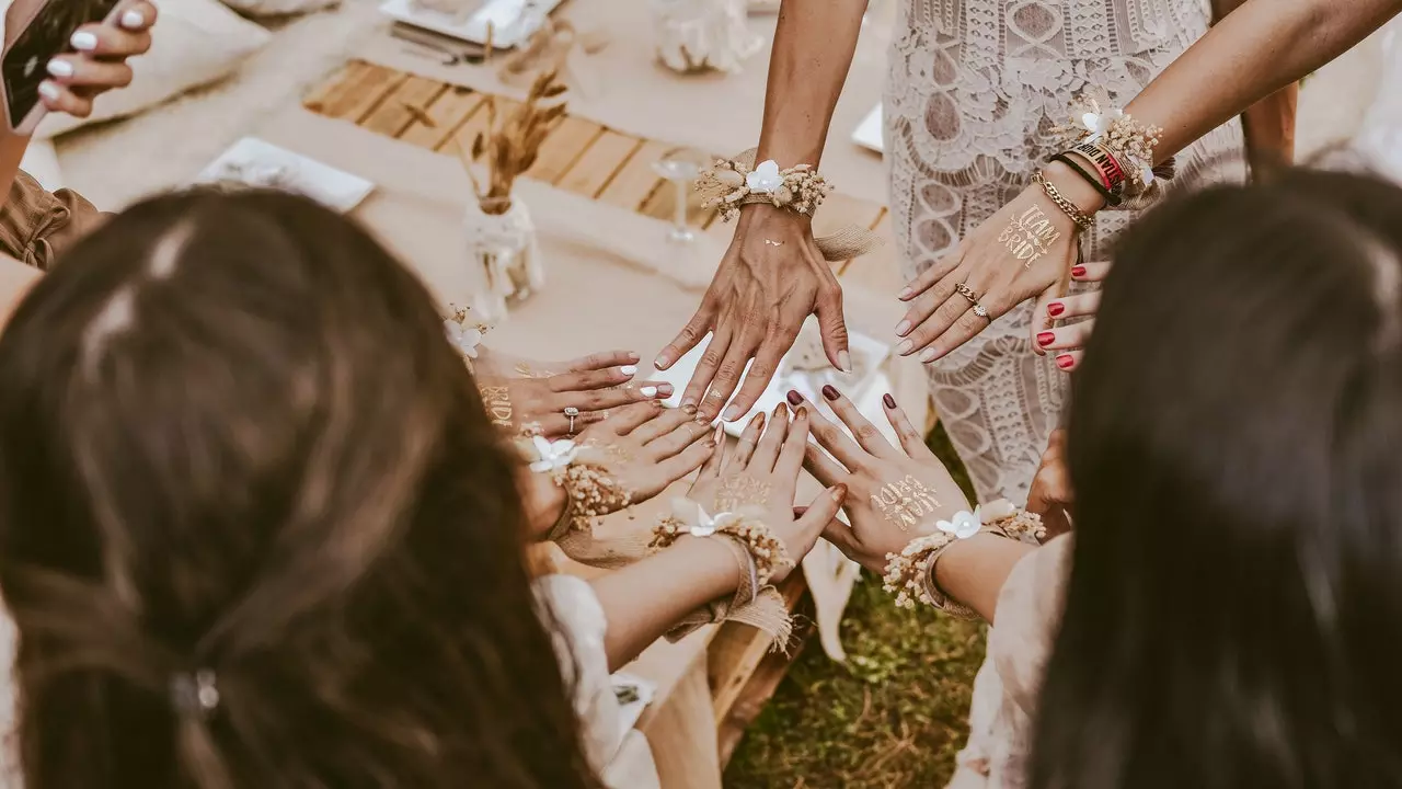 Inis dom conas atá do chara agus inseoidh mé duit cén ceann scríbe chun a páirtí bachelorette a eagrú