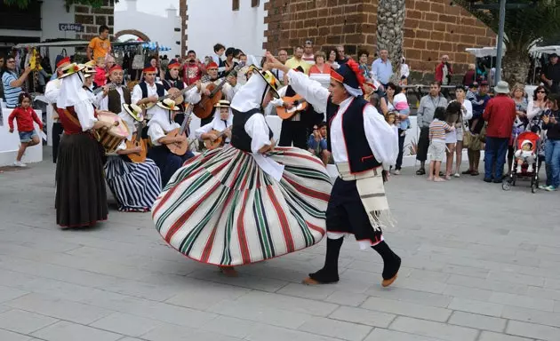 Na folias 'conejeras' na damhsaí traidisiúnta agus amhráin Lanzarote