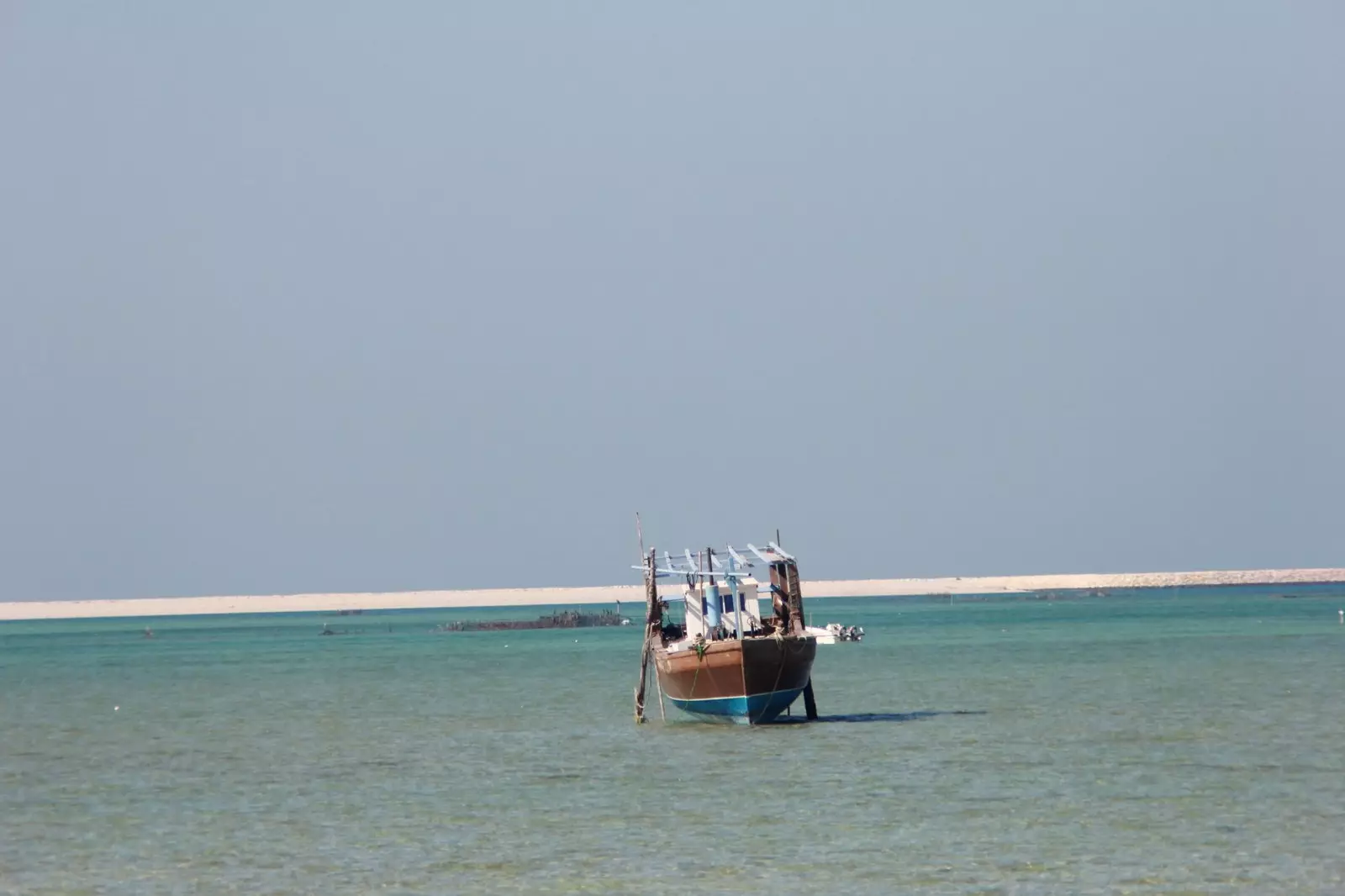 Boot vor Anker neben der Insel Nurana